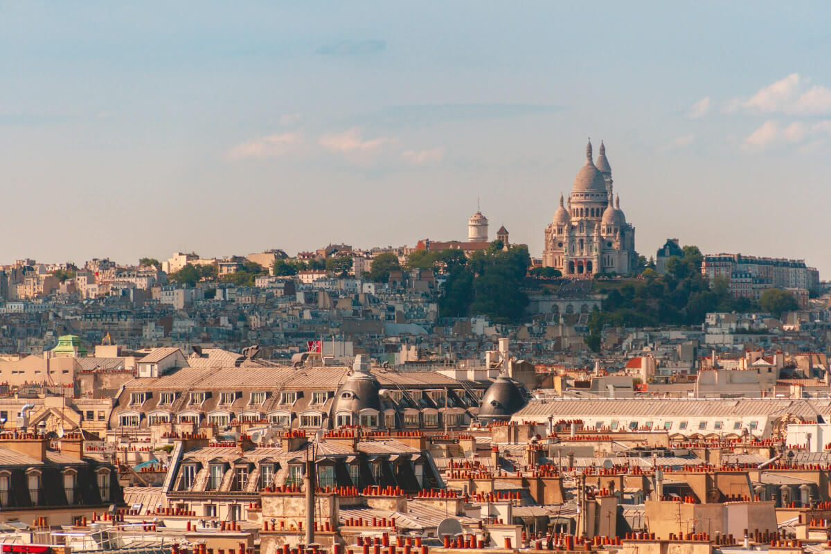 Une vue lointaine du Sacré-Coeur à Paris illustrant le Paris d'antan