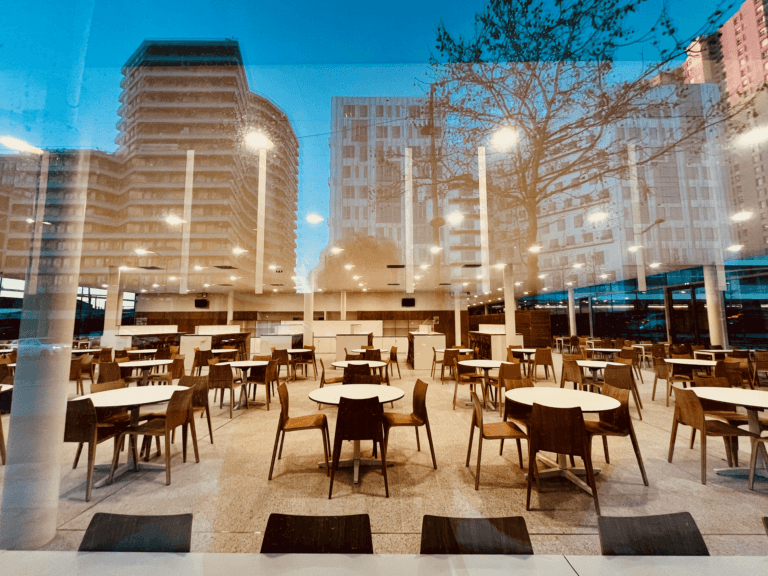 Étudiant à Paris 1 Condorcet : tout pour profiter de l'Adidas Arena et du quartier 3 Intérieur de la cafétéria CROUS et espace de vie étudiante au rez-de-chaussée du campus