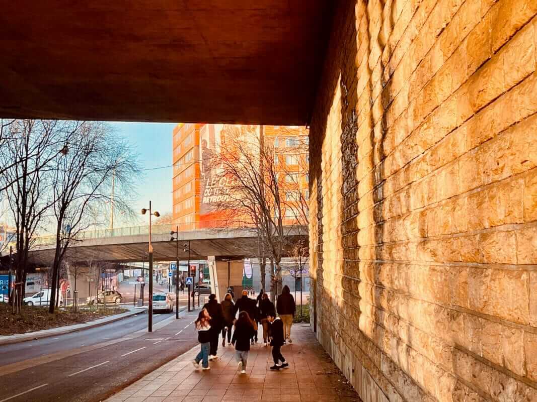 Passage piéton sécurisé entre l'Adidas Arena et les hôtels de la Porte de la Chapelle Paris 18