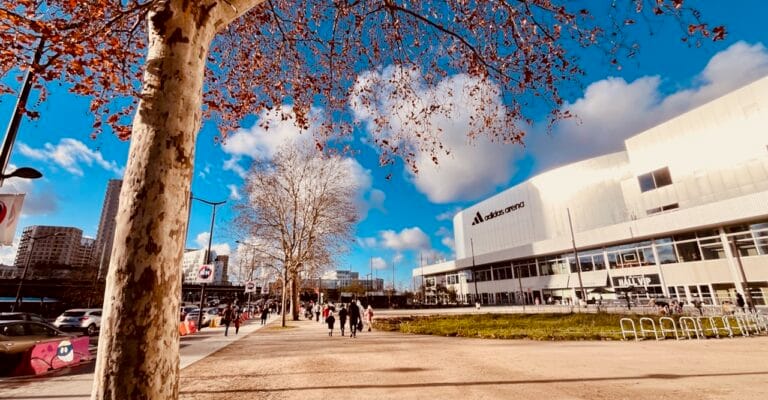 Arena Porte de la Chapelle ou Accor Arena Bercy : comment ne pas se tromper de salle ? 1 Esplanade Adidas Arena Paris, Porte de la Chapelle — vue ensoleillée