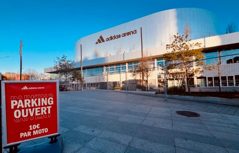 Parking Adidas Arena : le guide complet 2026 1 Panneau parking ouvert 10€ par moto devant la façade de l'Adidas Arena Porte de la Chapelle Paris 18