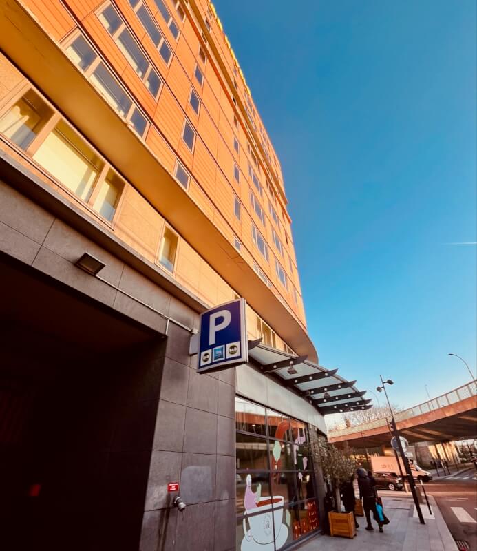 Borne d'accès automatique et panneau Parking réservé à la clientèle, entrée boulevard Ney