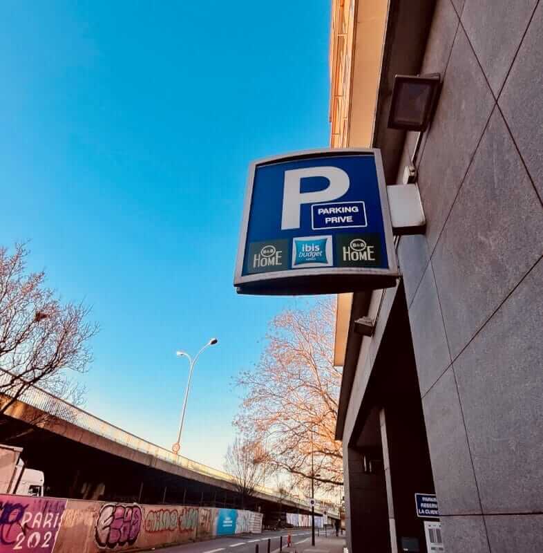 Panneau parking privé réservé aux clients B&B HOME et Ibis Budget, boulevard Ney, Paris 18e