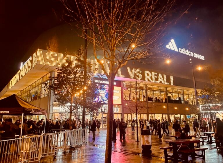 Adidas Arena Paris nuit — entrée parvis soir de match Paris Basketball EuroLeague