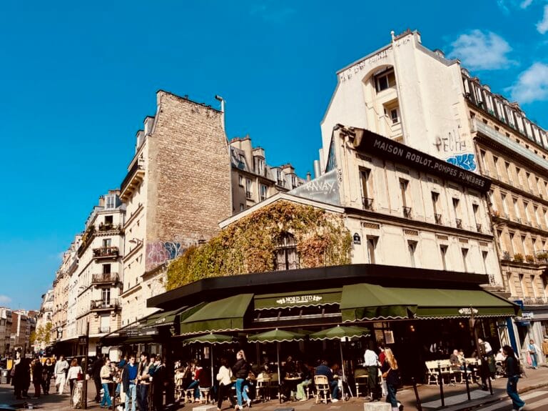 Jules Joffrin : le quartier discret du 18e que les Parisiens gardent pour eux 5 Café Nord Sud et terrasse animée place Jules Joffrin, Paris 18e arrondissement
