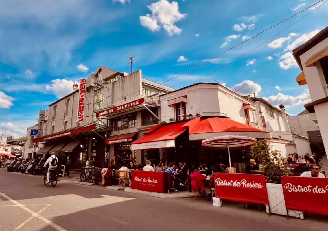 Marché Dauphine Saint-Ouen — façade et terrasse du Bistrot des Rosiers