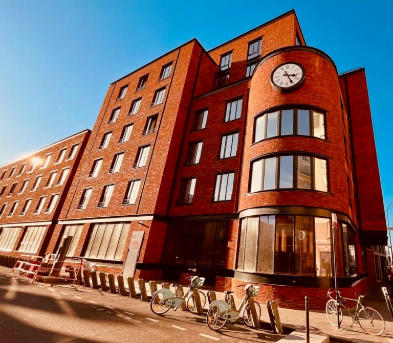 MOB House Saint-Ouen — Philippe Starck's Design Hotel, 23 min from Adidas Arena 15 Façade en brique rouge du Mob House Saint-Ouen avec horloge, hôtel design près de Paris