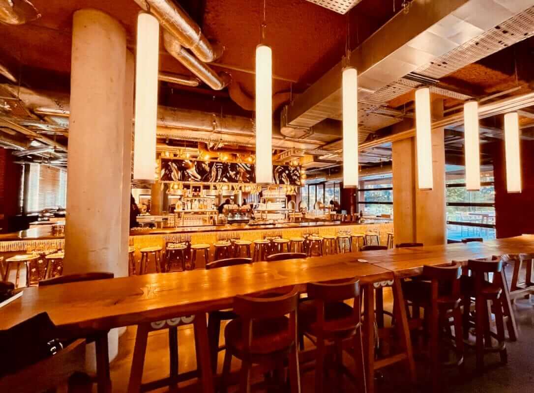 Restaurant et bar intérieur du Mob House Saint-Ouen, ambiance chaleureuse et design industriel