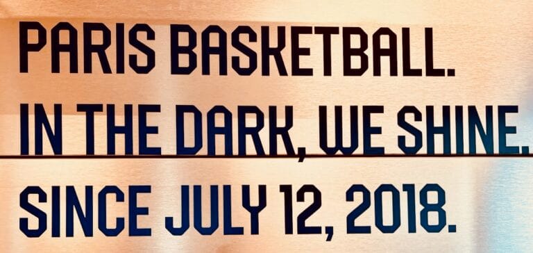 Paris Basketball en EuroLeague : le guide complet depuis l'Adidas Arena 2 Plaque Paris Basketball "In the Dark, We Shine" — boutique officielle Adidas Arena Paris 18