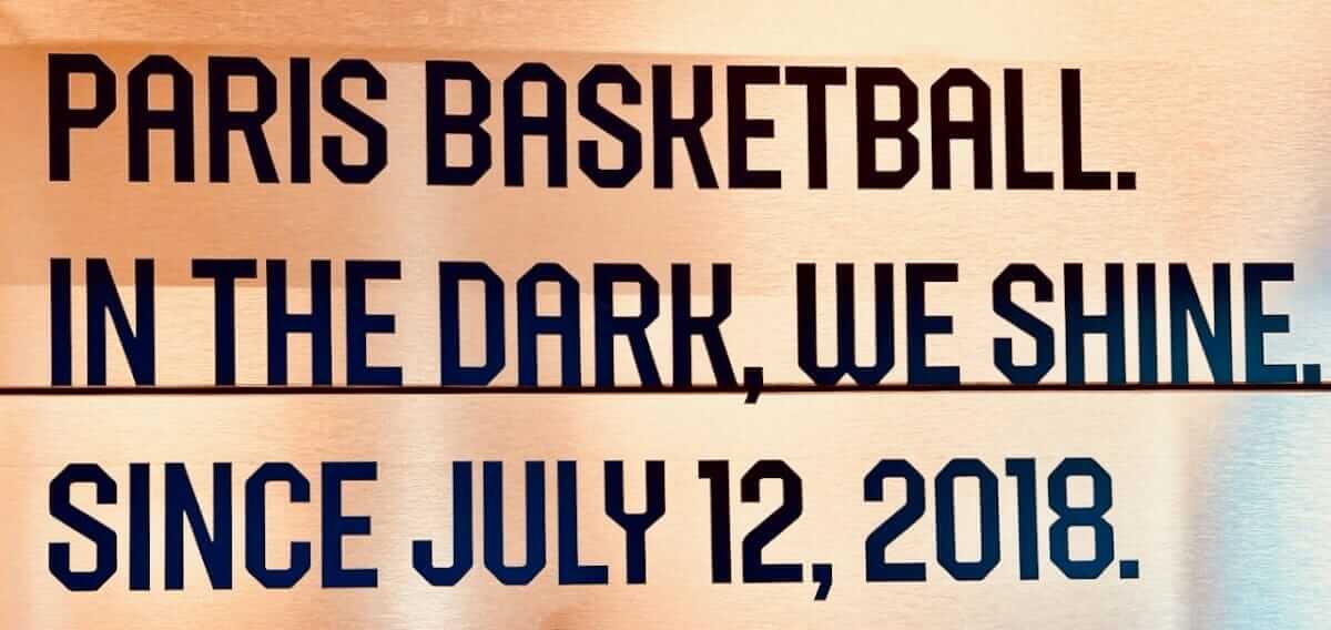 Plaque Paris Basketball "In the Dark, We Shine" — boutique officielle Adidas Arena Paris 18