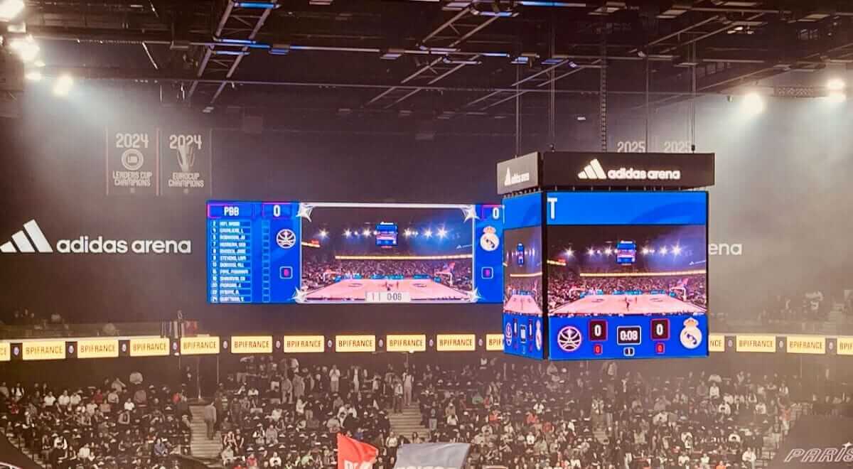 Tableau de score Paris Basketball vs Real Madrid en EuroLeague — Adidas Arena Paris 18, salle comble