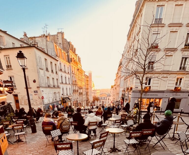Sortir à Pigalle après l'Adidas Arena : le Guide de l'After-Show (hôtels, bars, restos) 3 Terrasse animée du quartier des Abbesses à proximité de Pigalle, Paris 18e