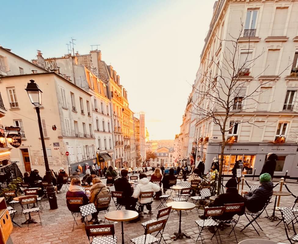 Terrasse animée du quartier des Abbesses à proximité de Pigalle, Paris 18e